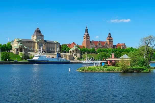 Statki na rzece w Szczecinie (źródło:https://pixabay.com/pl/photos/szczecin-port-nabrze%C5%BCe-wa%C5%82y-polska-7220179/)