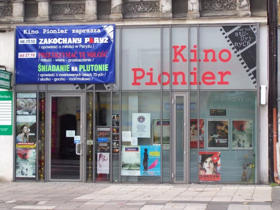 Widok na wejście do Kina Pionier w Szczecinie, które pokryte jest plakatami.