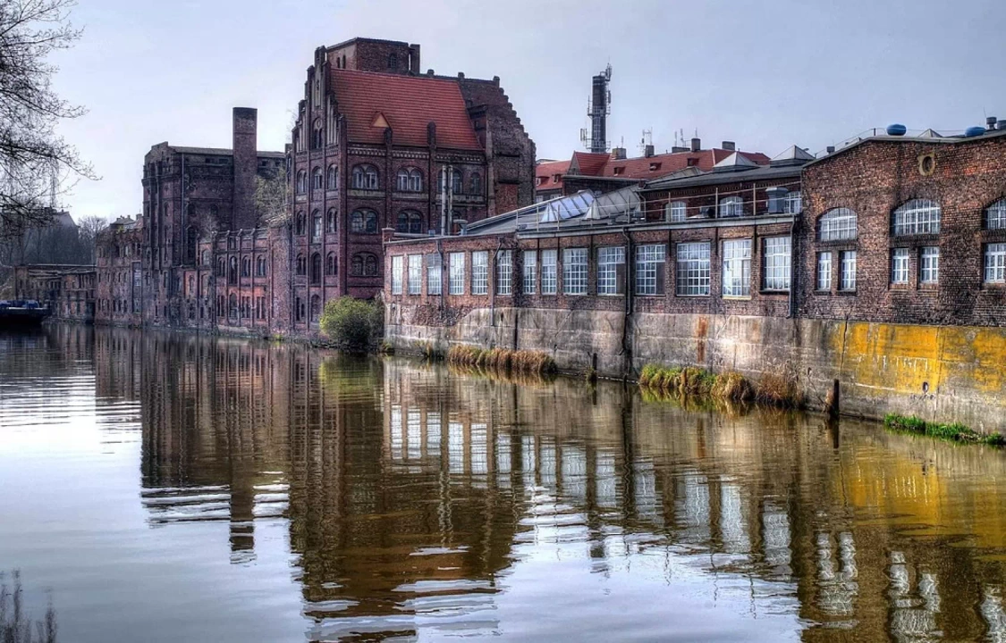 Widok na Wenecję Szczecońslą - zabudowę z czerwonej cegły, która znajduje się tuż przy rzece