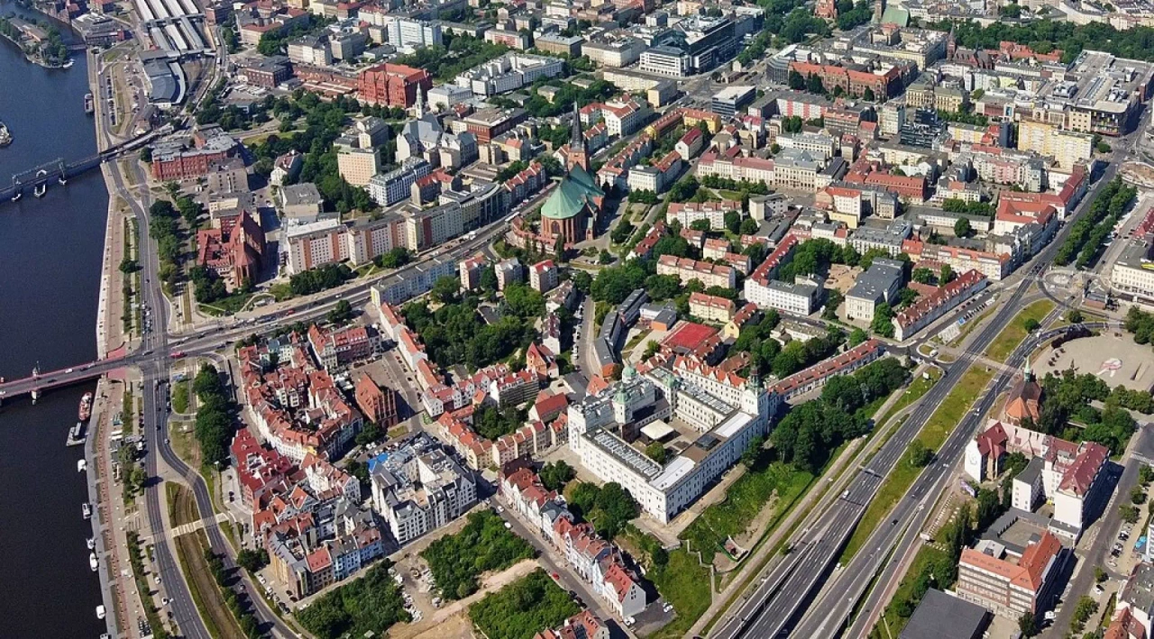 Widok z lotu ptaka na Szczecin oraz Stare Miasto