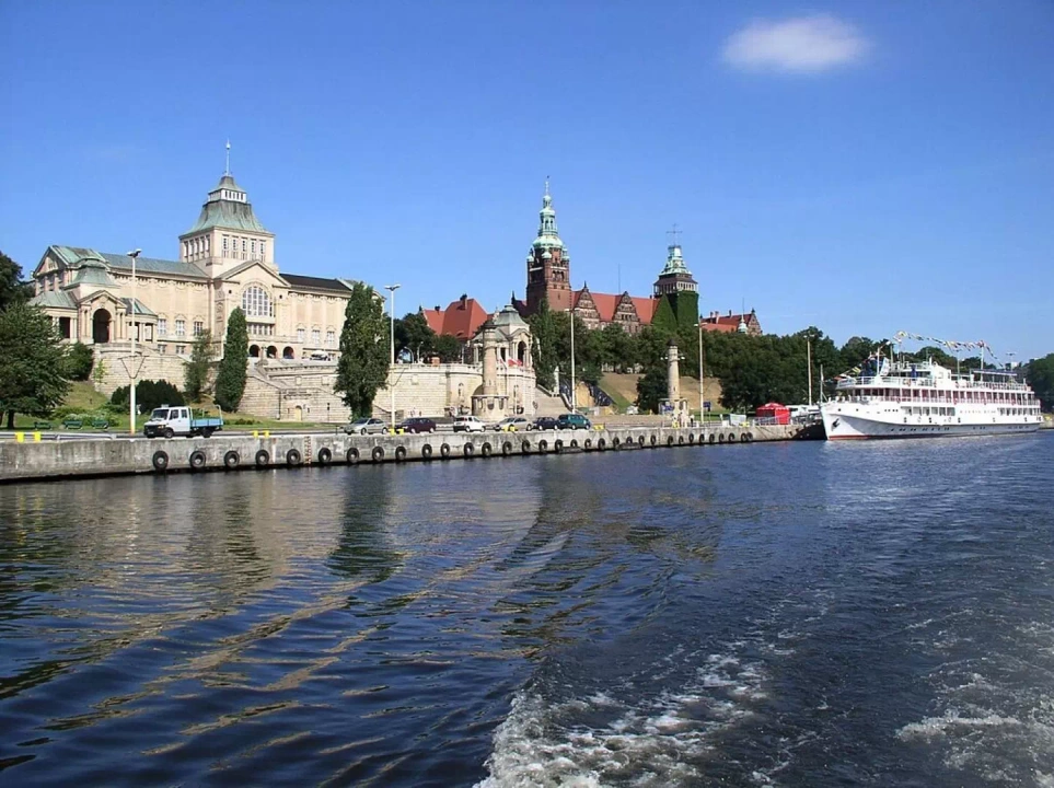 Widok na Wały Chrobrego w Szczecinie z poziomu rzeki