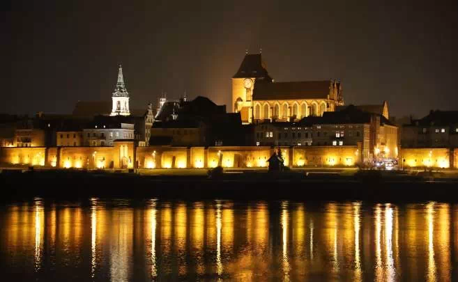 Panaroma na Toruń nocą