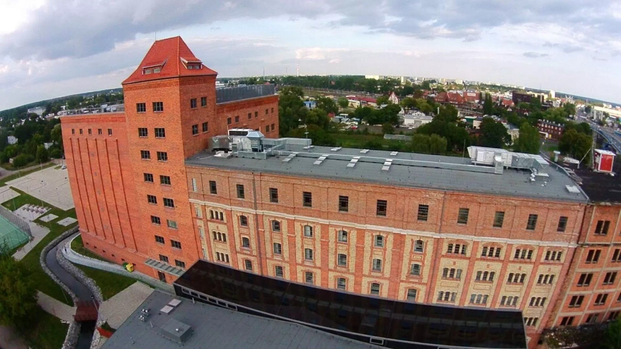 Budynek Centrum Nowoczesności Młyn Wiedzy z czerwonej cegły, który widziany jest z lotu ptaka.