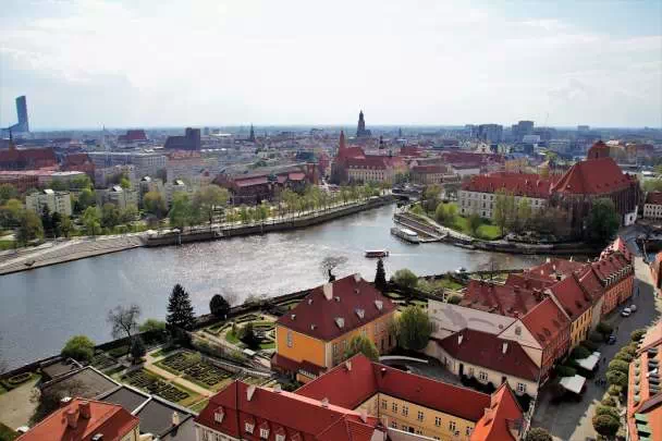 Rzeka Odra we Wrocławiu (źródło:https://pixabay.com/pl/photos/rzeka-miasto-staro%C5%BCytny-historia-7982338/)