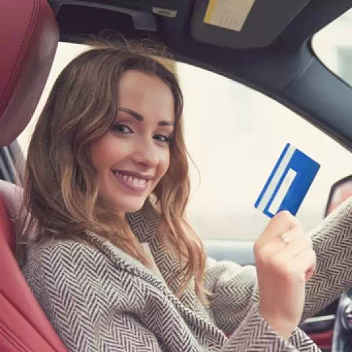 Wynajem samochodu bez karty kredytowej – czy to możliwe?