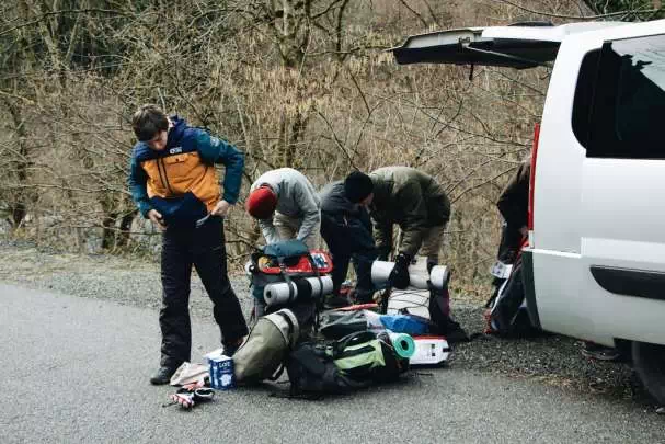 Wynajem busa osobowego - ludzie pakujący się na wyprawę