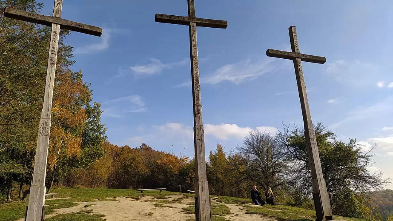 Drewniane krzyże na Wzgórzu Trzech Krzyży w Kazimierzu Dolnym