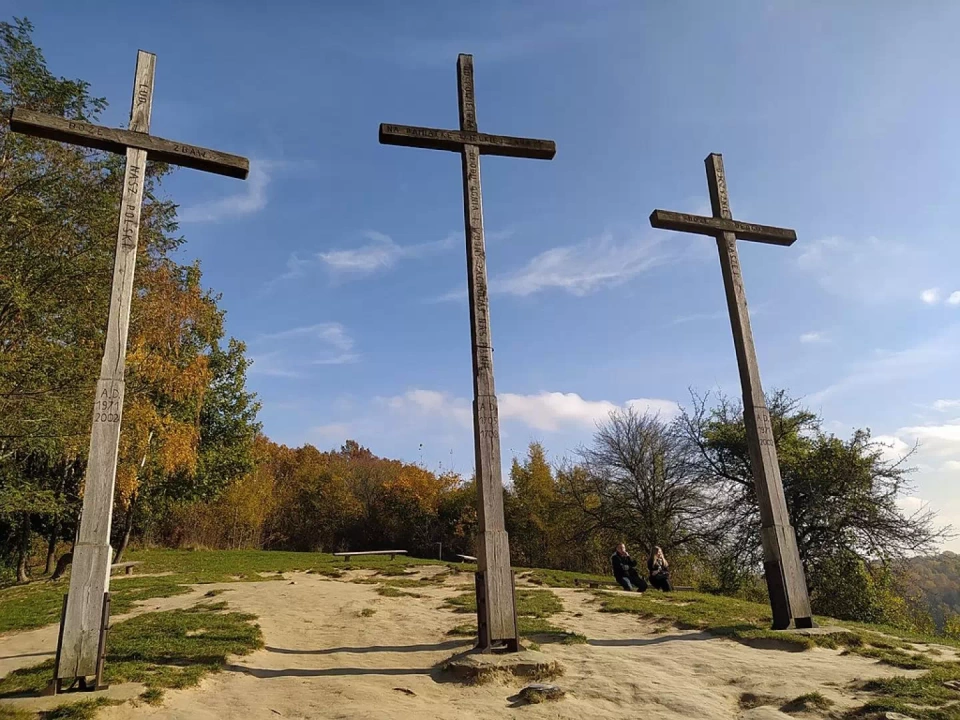 Drewniane krzyże na Wzgórzu Trzech Krzyży w Kazimierzu Dolnym