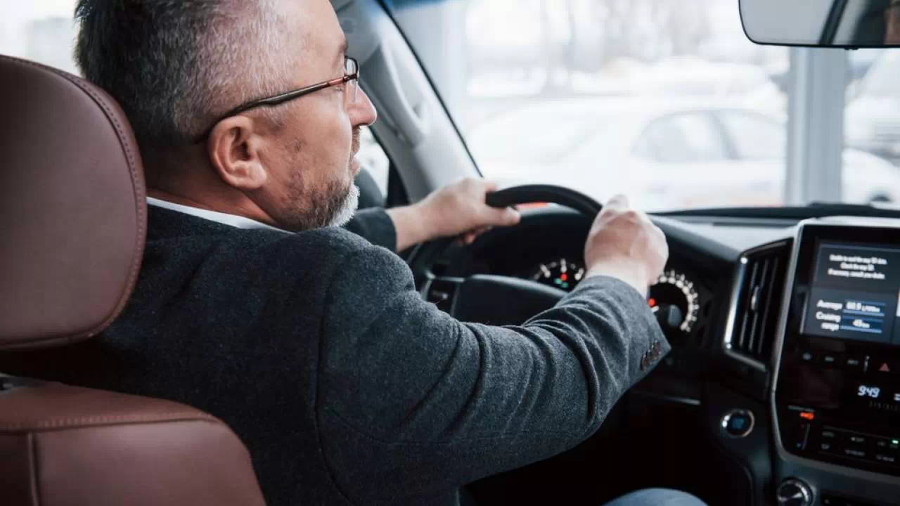 Jak powinien być ustawiony zagłówek kierowcy?