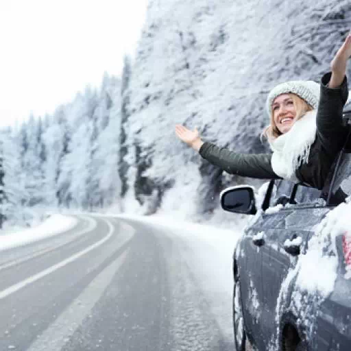 Jazda samochodem z wypożyczalni zimą - 5 zasad bezpiecznego poruszania się na śniegu i we mgle