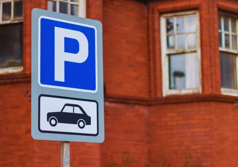 Czy można parkować tyłem na osiedlu / fot. Canva.com