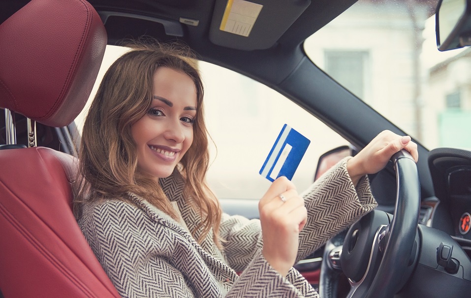 Wynajem samochodu bez karty kredytowej – czy to możliwe?